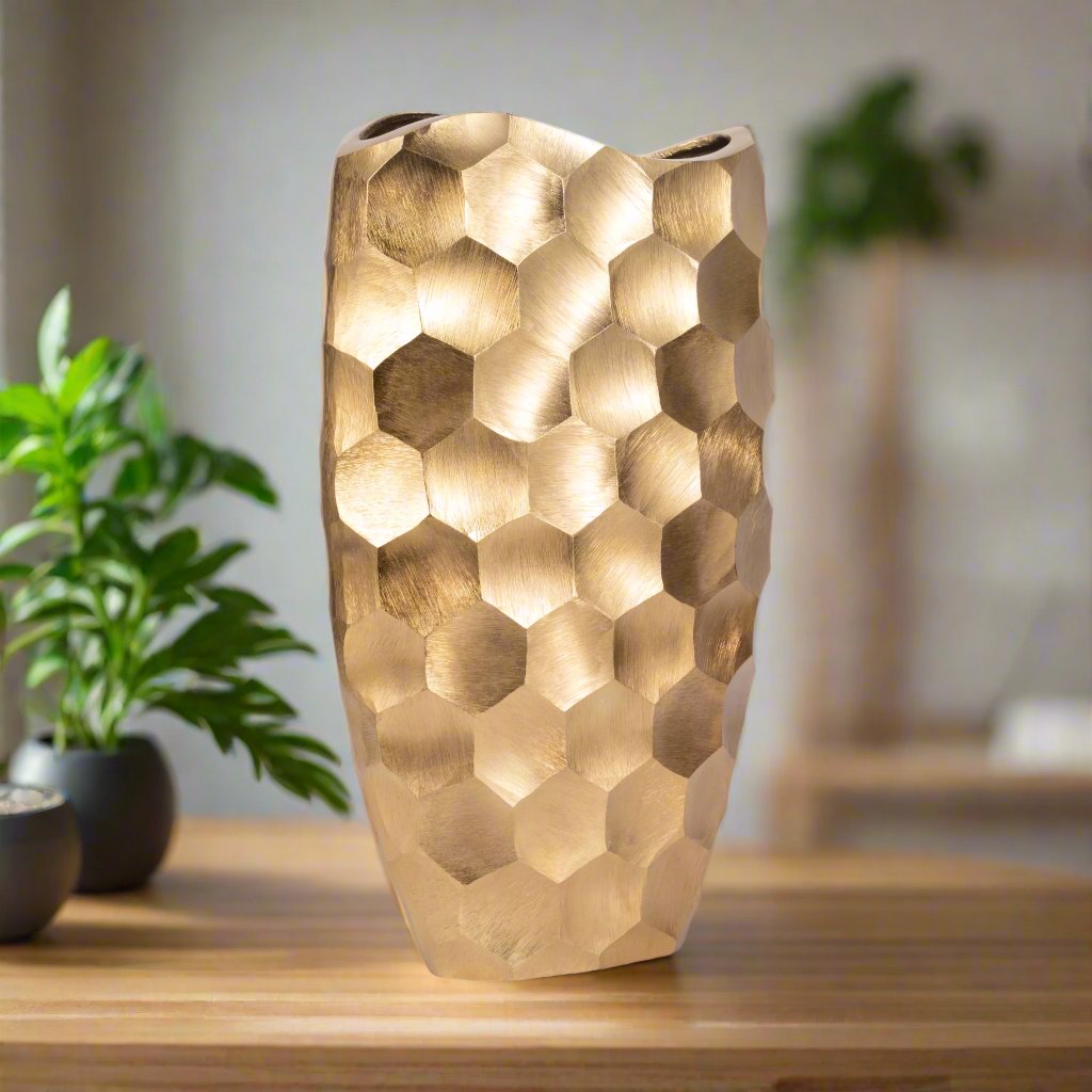 Jarrón de metal con forma de panal de abeja de 24"