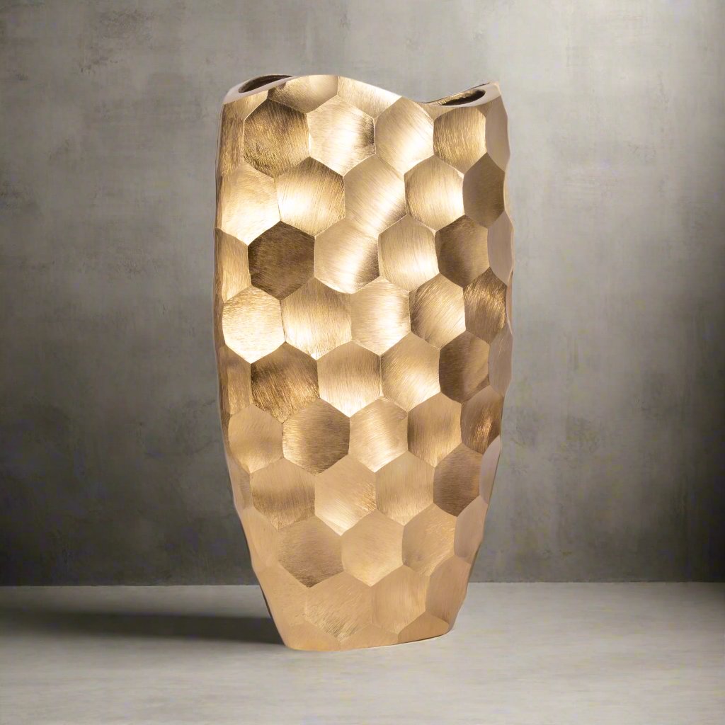 Jarrón de metal con forma de panal de abeja de 24"