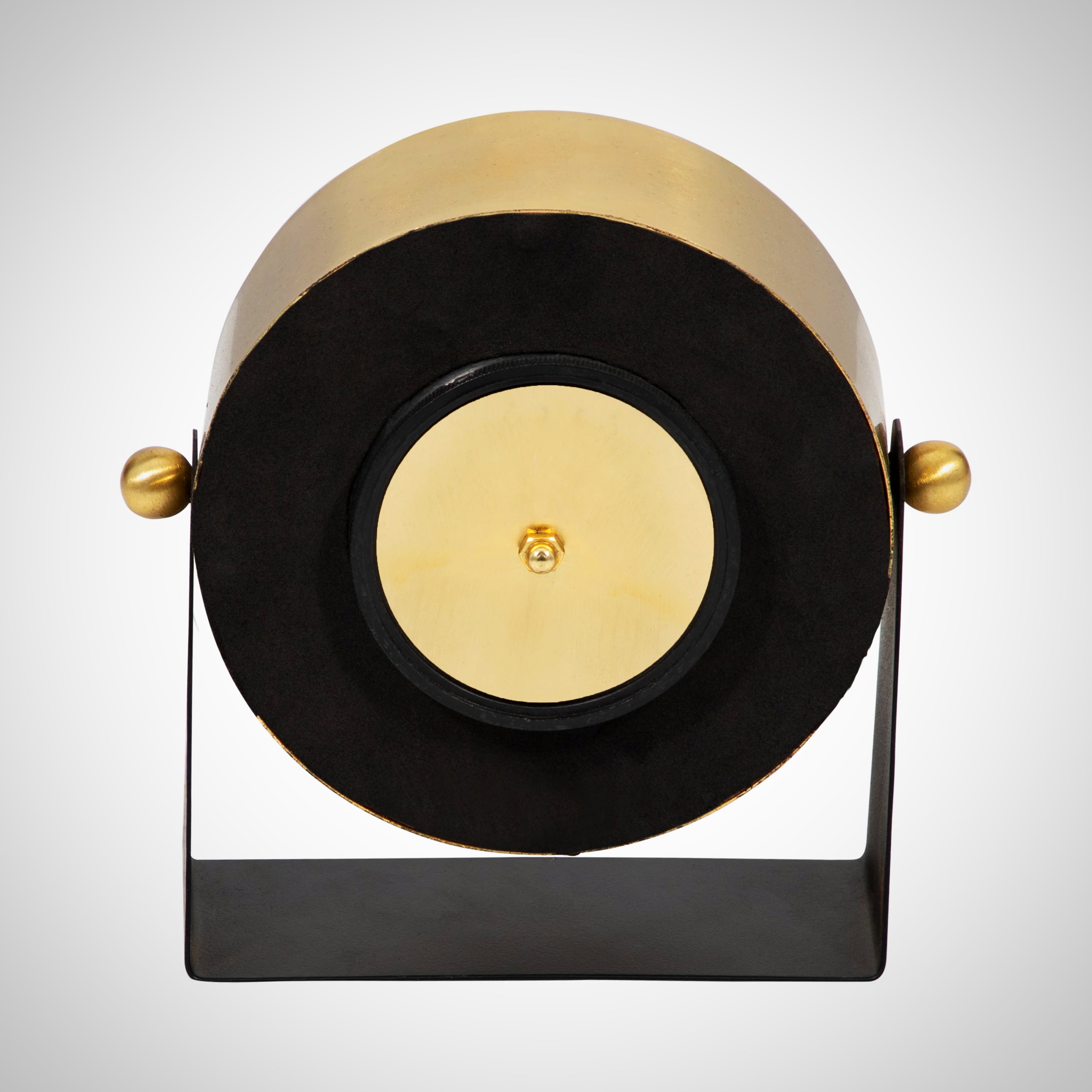 Reloj de mesa de metal dorado
