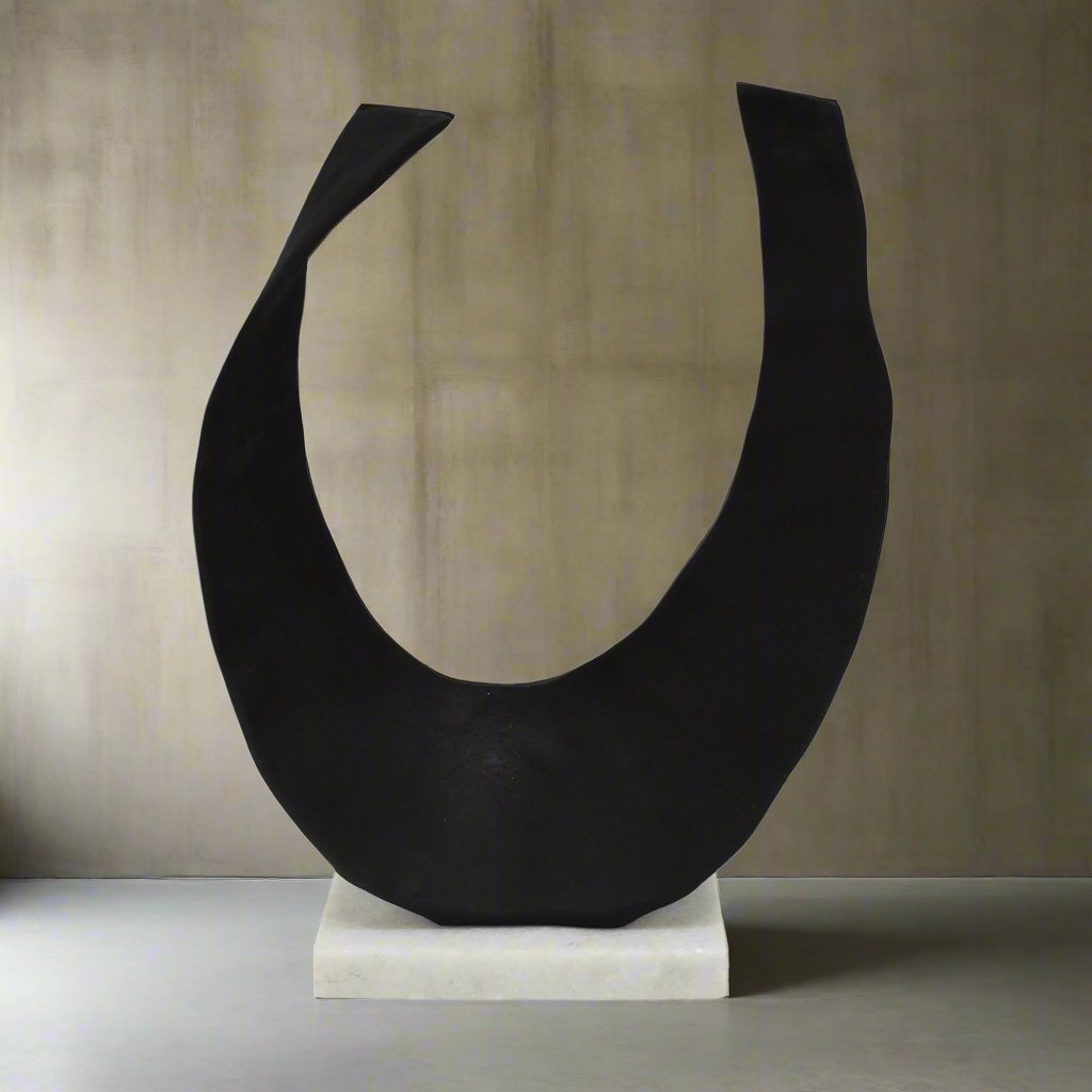 18&quot; Curved Horseshoe On Marble Base, Black/white